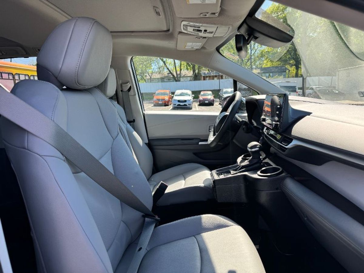 2024 Toyota Sienna XLE - Photo 12