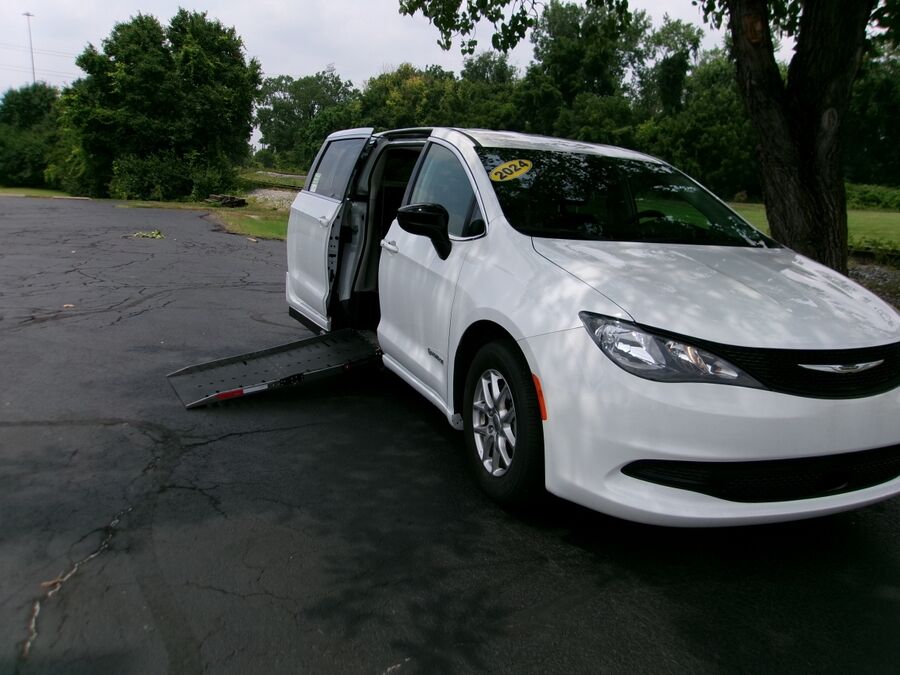 2024 Chrysler Voyager LX - Photo 7