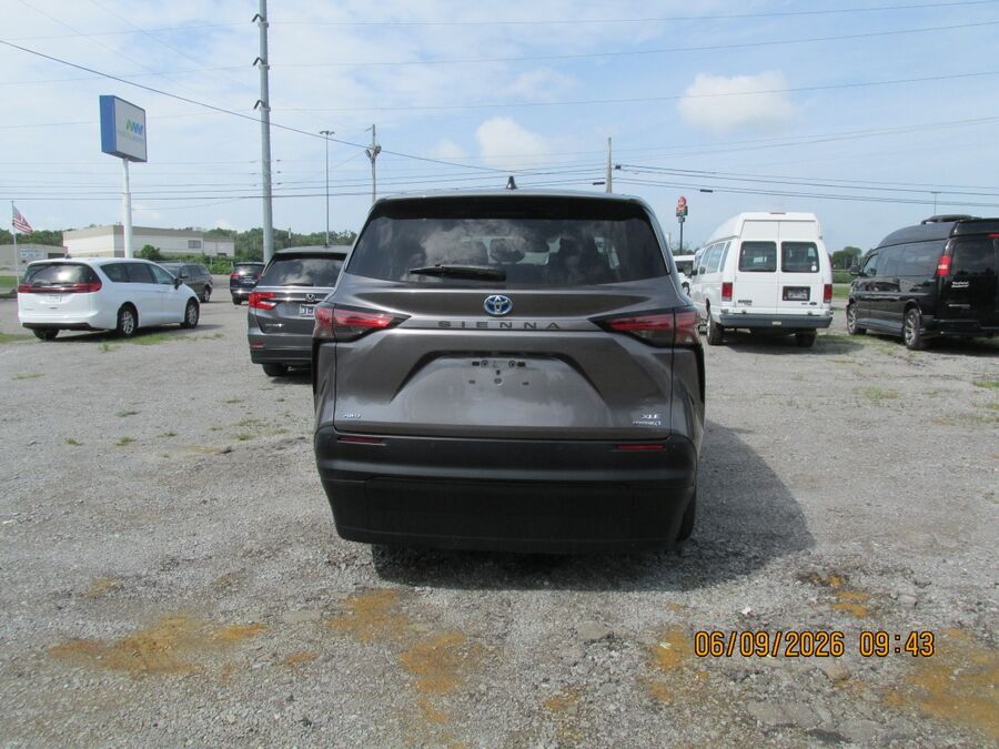 2021 Toyota Sienna XLE - Photo 9