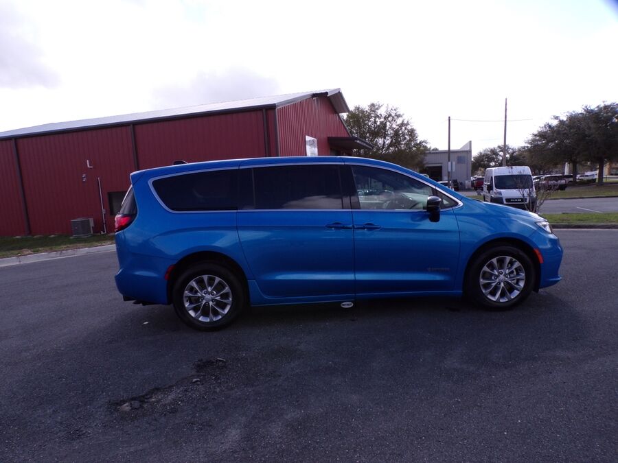 2026 Chrysler Pacifica Limited - Photo 9