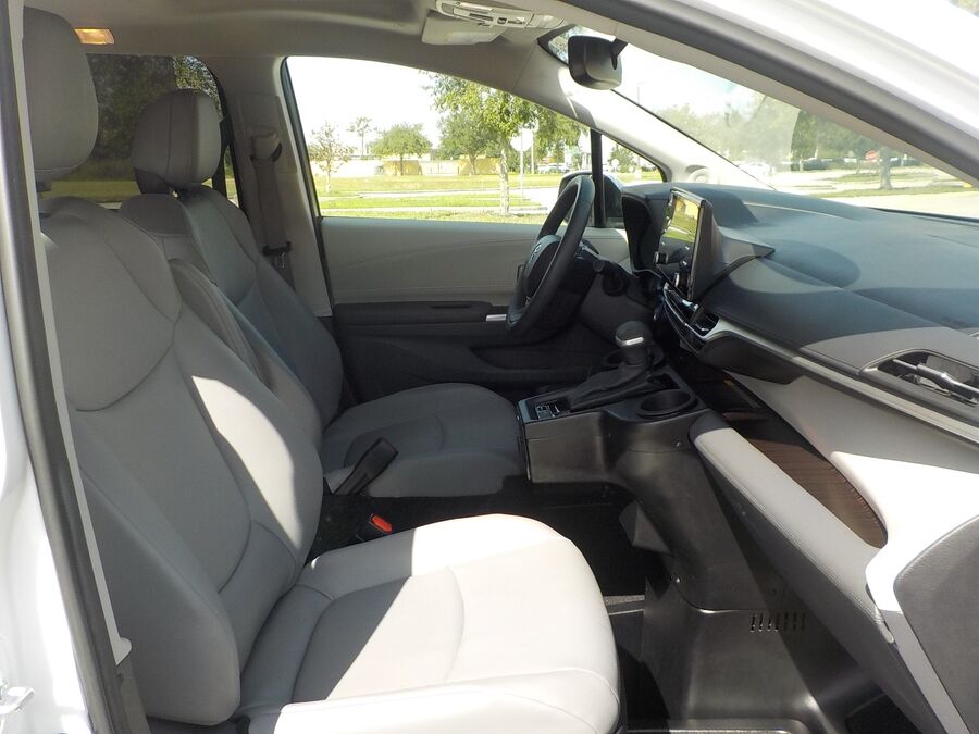 2023 Toyota Sienna XLE - Photo 16