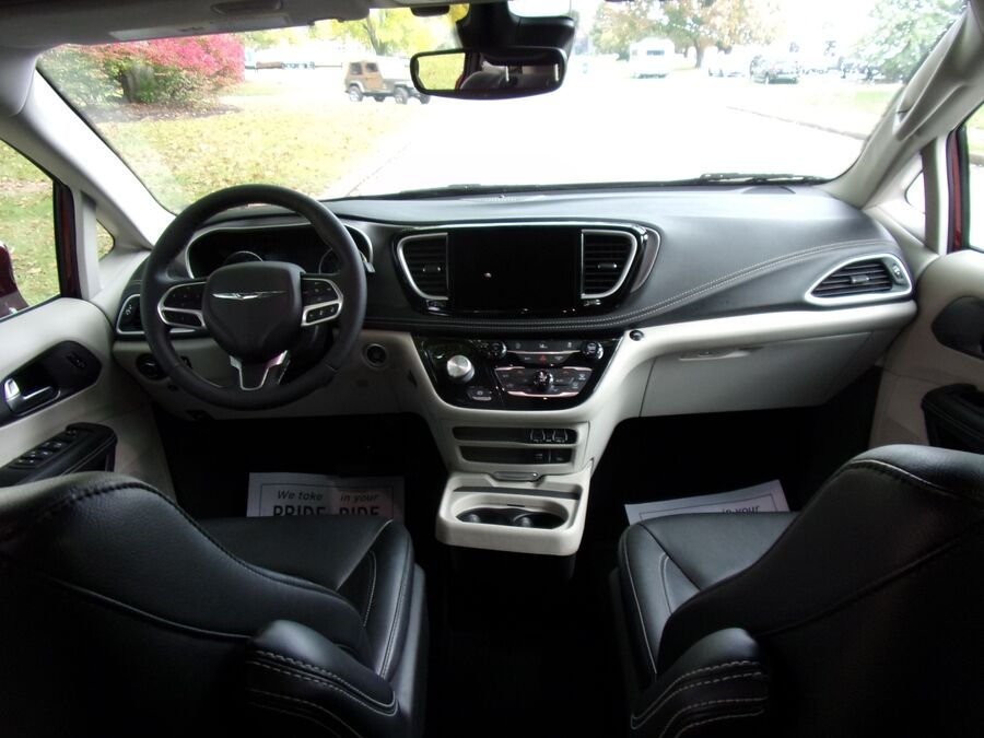 2022 Chrysler Pacifica Touring L - Photo 9