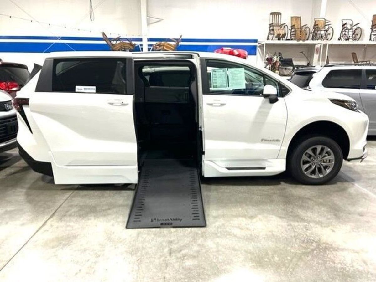 2023 Toyota Sienna LE