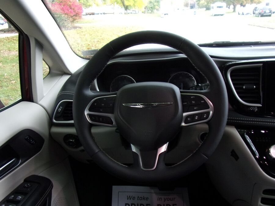 2022 Chrysler Pacifica Touring L - Photo 10