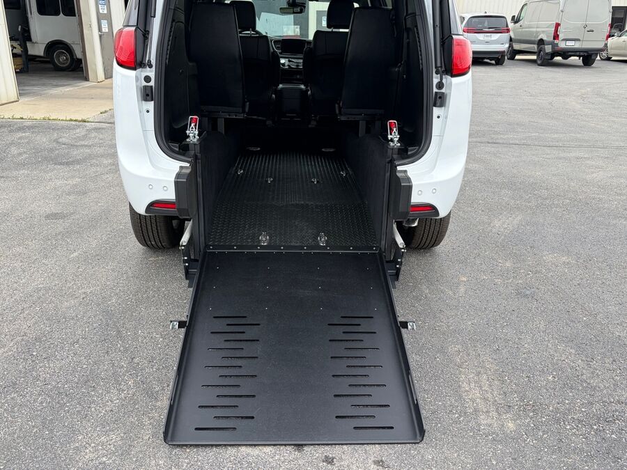 2026 Chrysler Voyager LX - Photo 10