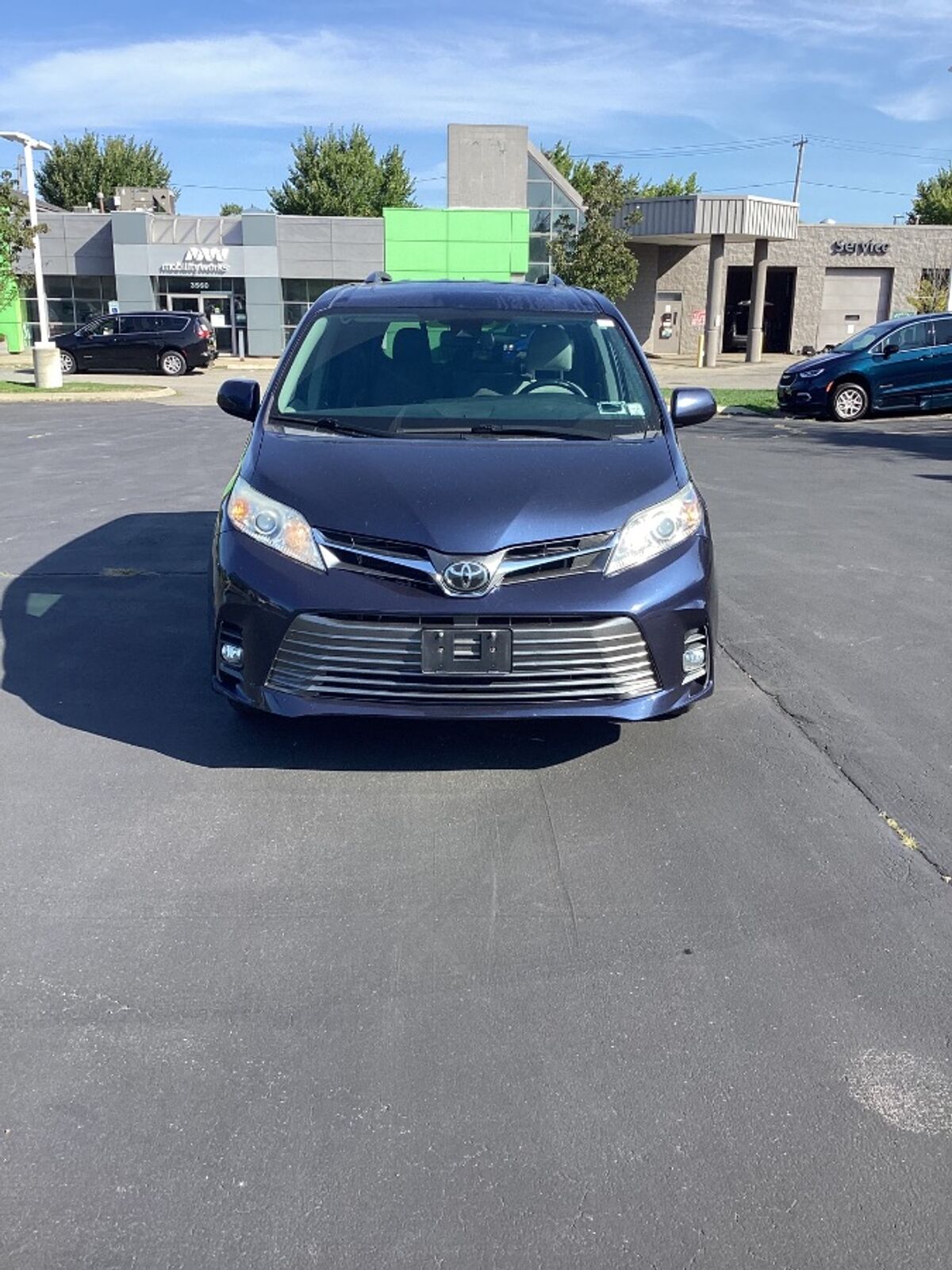 2020 Toyota Sienna XLE - Photo 2