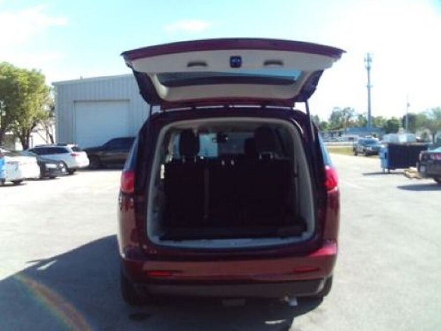 2023 Chrysler Voyager LX - Photo 6