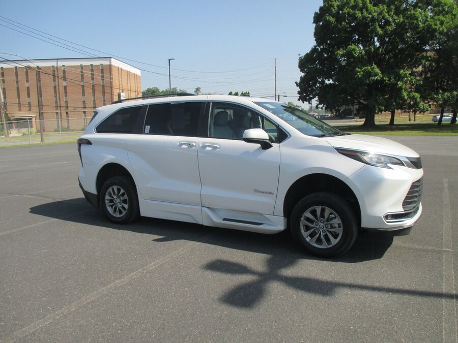 2023 Toyota Sienna XLE - Photo 8