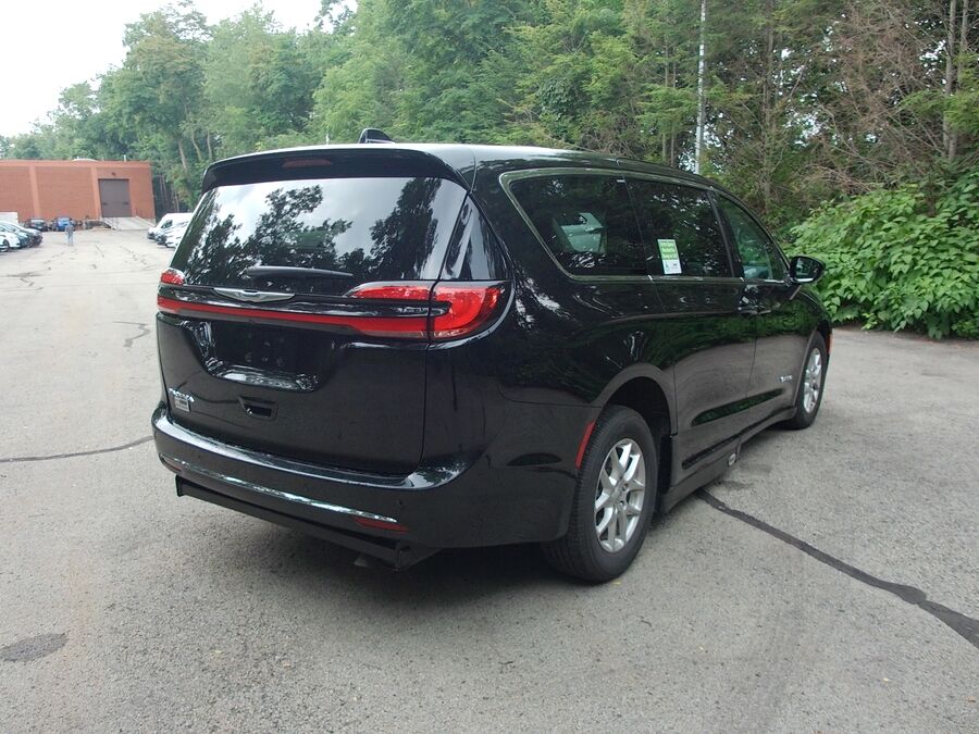 2024 Chrysler Pacifica Touring L - Photo 6