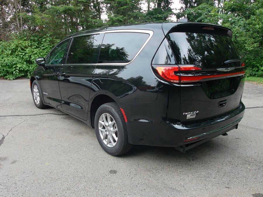 2024 Chrysler Pacifica Touring L - Photo 8