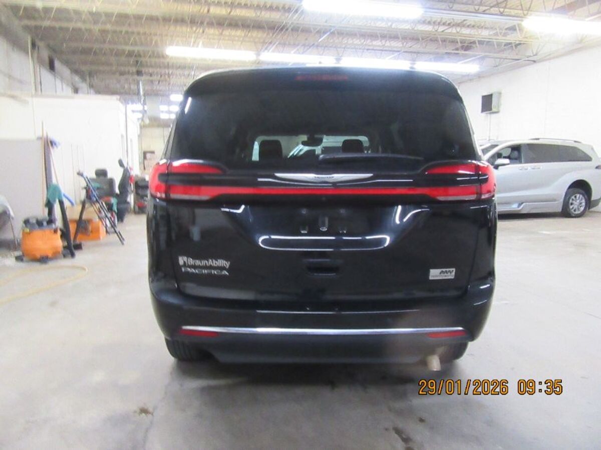2024 Chrysler Pacifica Touring L - Photo 12