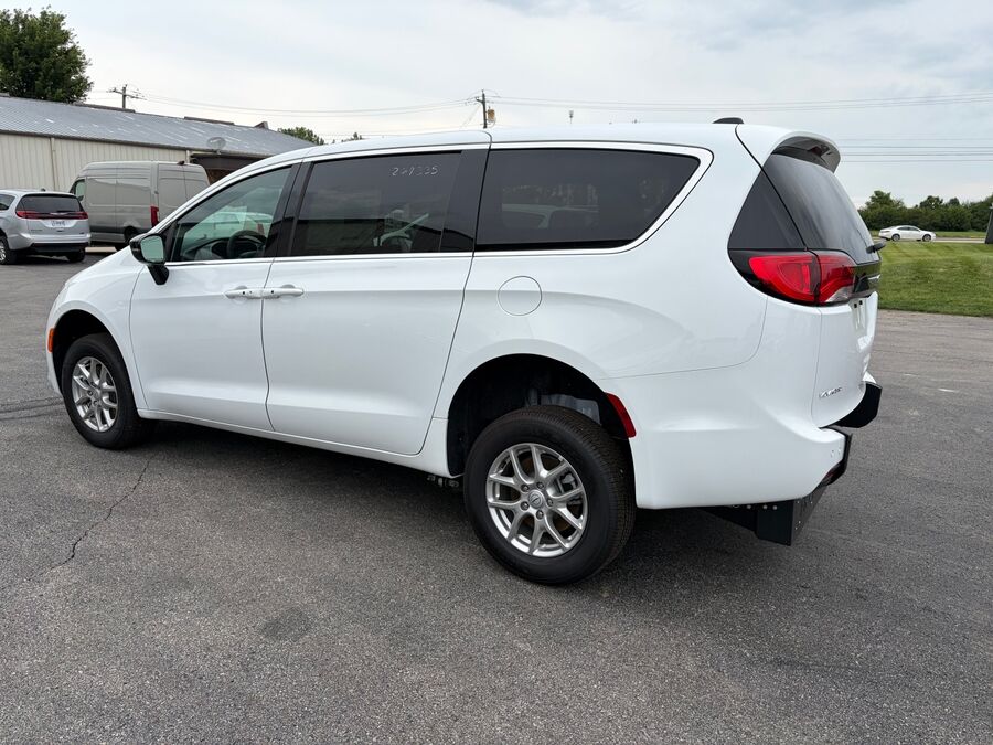 2026 Chrysler Voyager LX - Photo 8