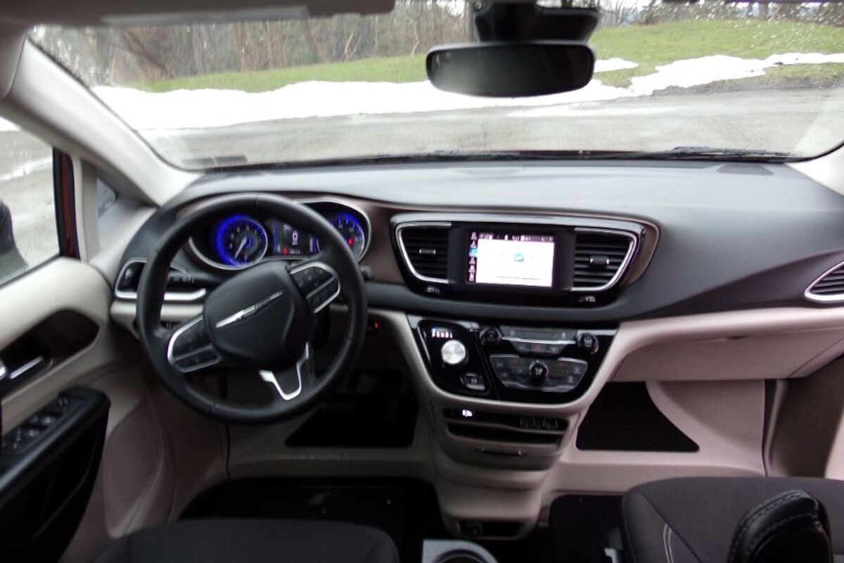 2023 Chrysler Voyager LX - Photo 13