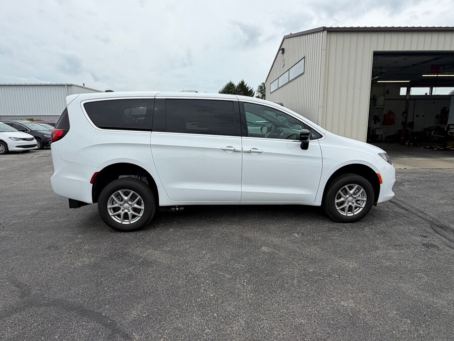 2026 Chrysler Voyager LX - Photo 15