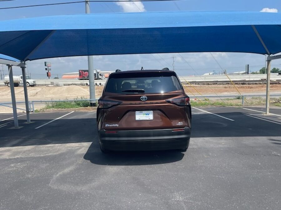 2023 Toyota Sienna XLE - Photo 8