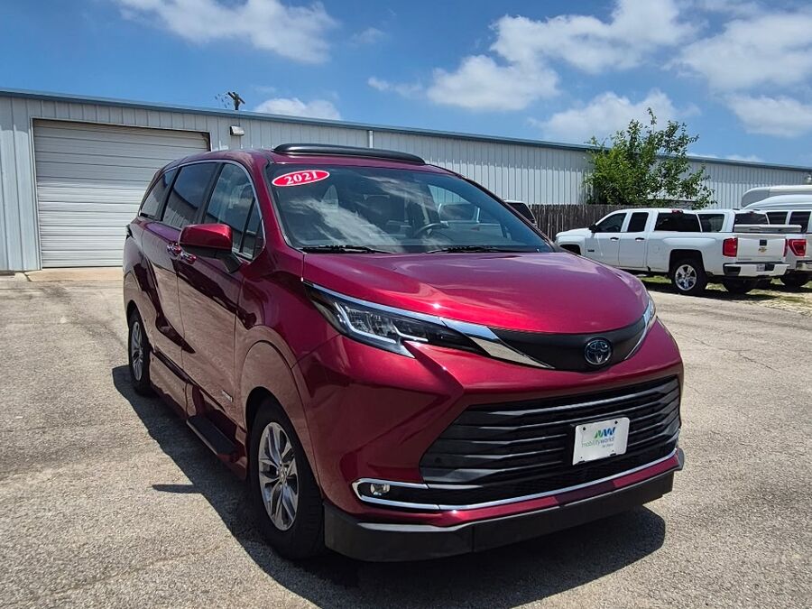 2021 Toyota Sienna 2