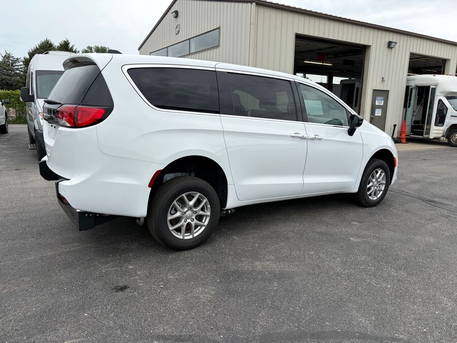 2026 Chrysler Voyager LX - Photo 14
