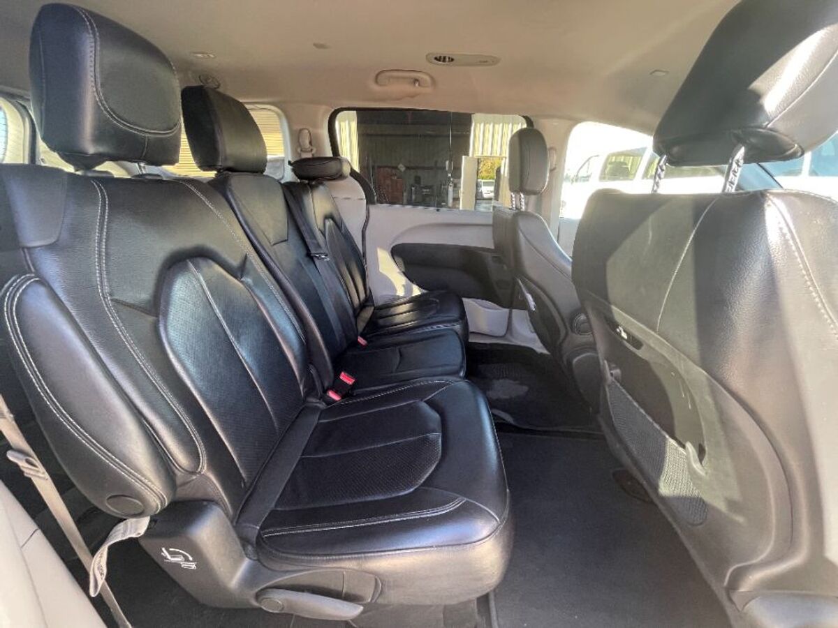 2022 Chrysler Pacifica Touring L - Photo 9