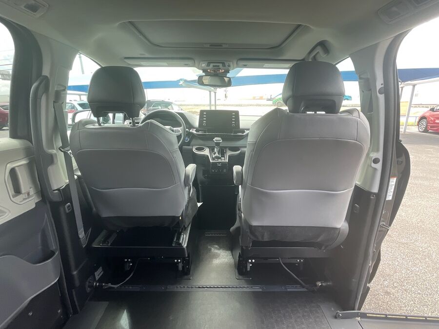 2023 Toyota Sienna XLE - Photo 13