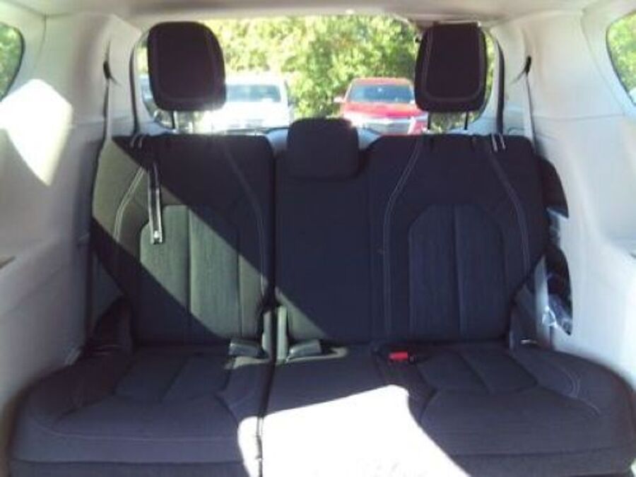 2023 Chrysler Voyager LX - Photo 9