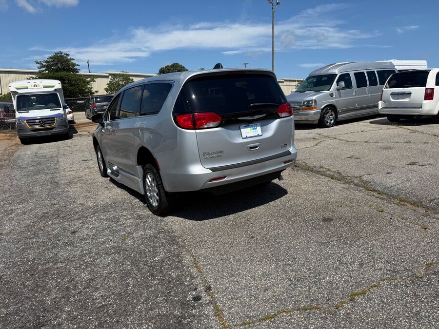 2023 Chrysler Voyager LX - Photo 8