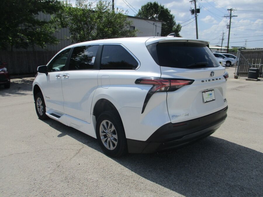 2022 Toyota Sienna XLE - Photo 7
