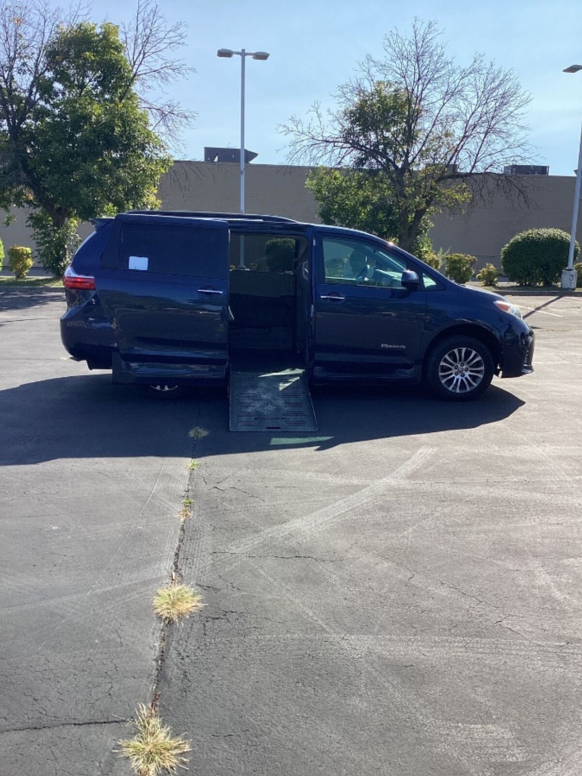2020 Toyota Sienna XLE - Photo 5