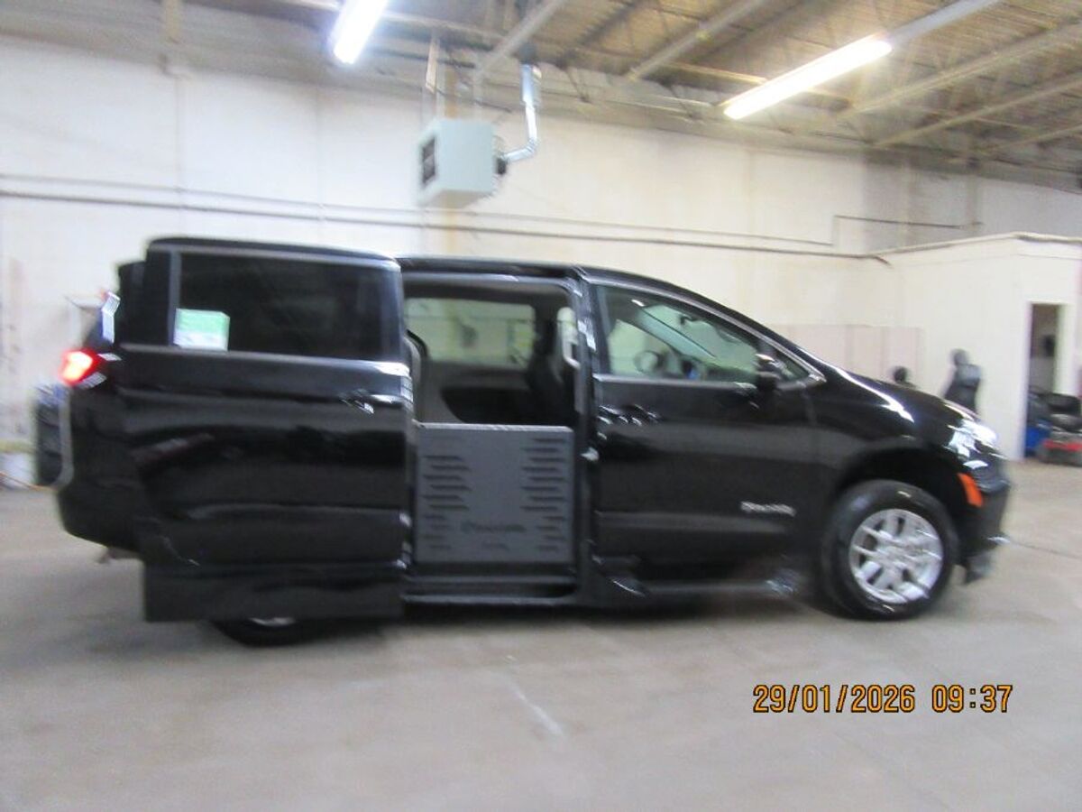 2024 Chrysler Pacifica Touring L - Photo 17