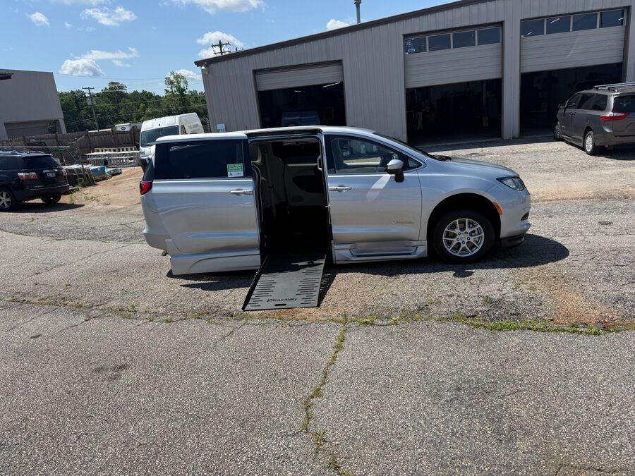 2023 Chrysler Voyager