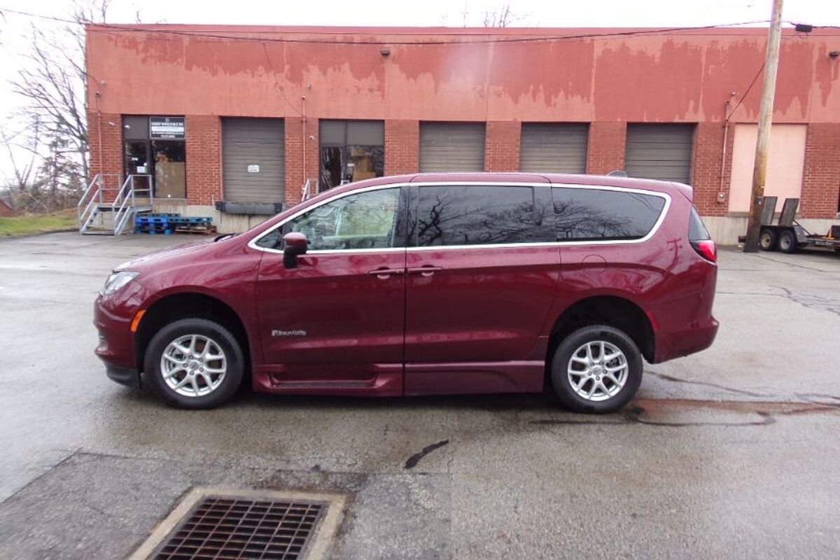 2023 Chrysler Voyager LX - Photo 9