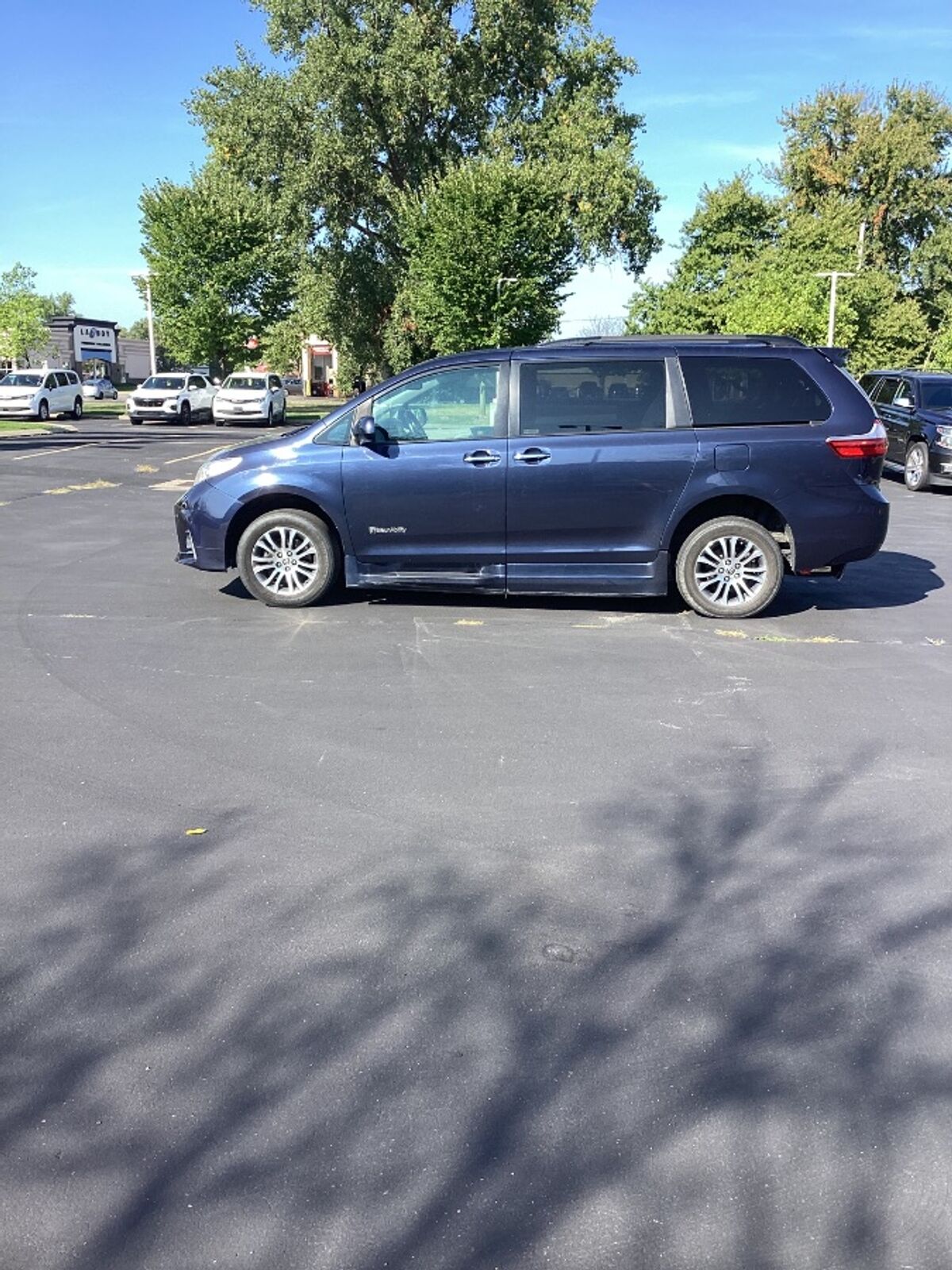 2020 Toyota Sienna XLE - Photo 3