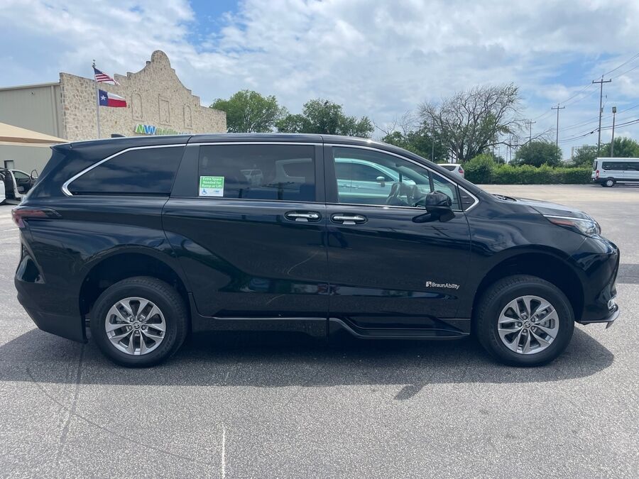 2023 Toyota Sienna XLE - Photo 7