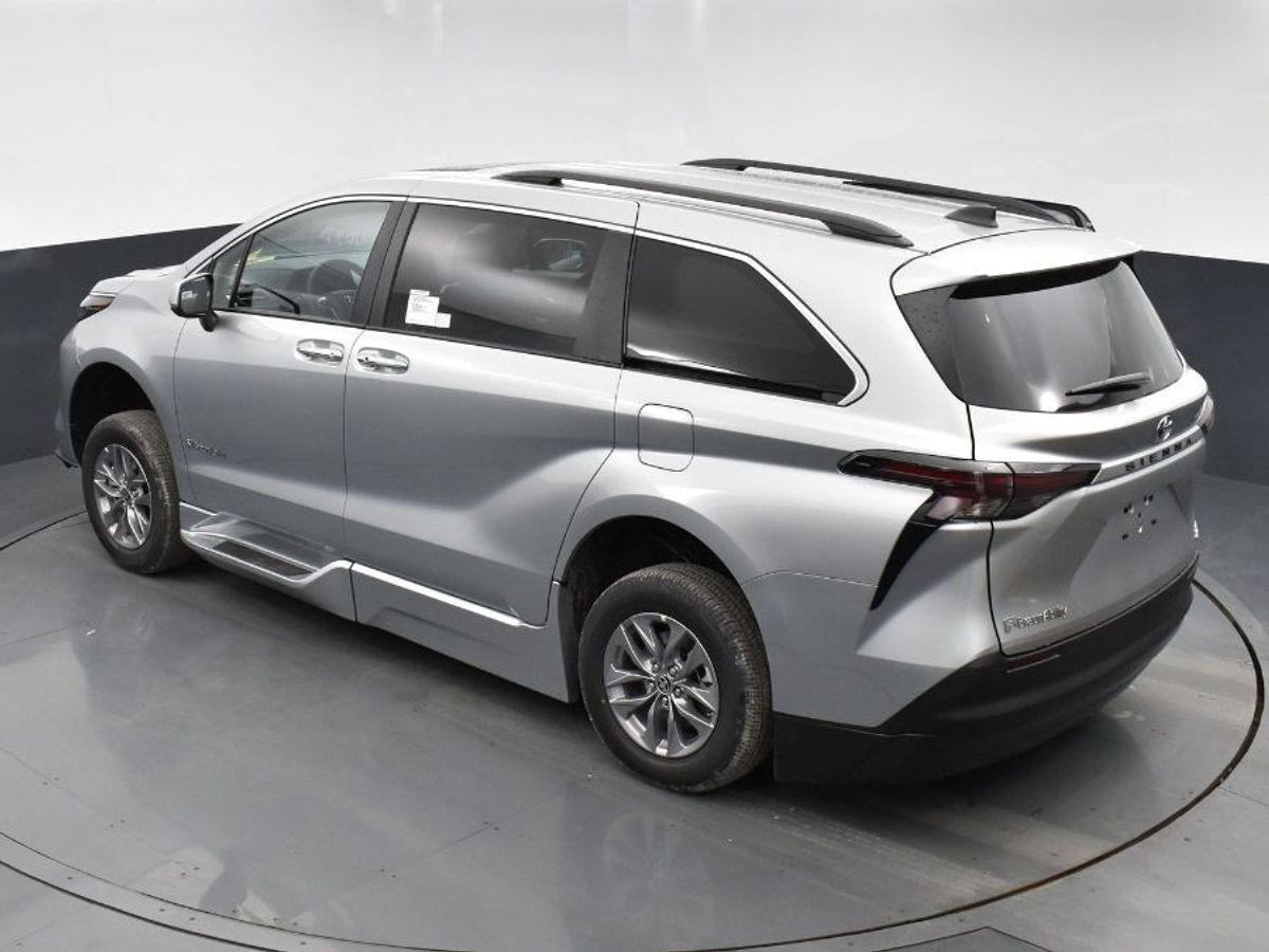 2023 Toyota Sienna 12