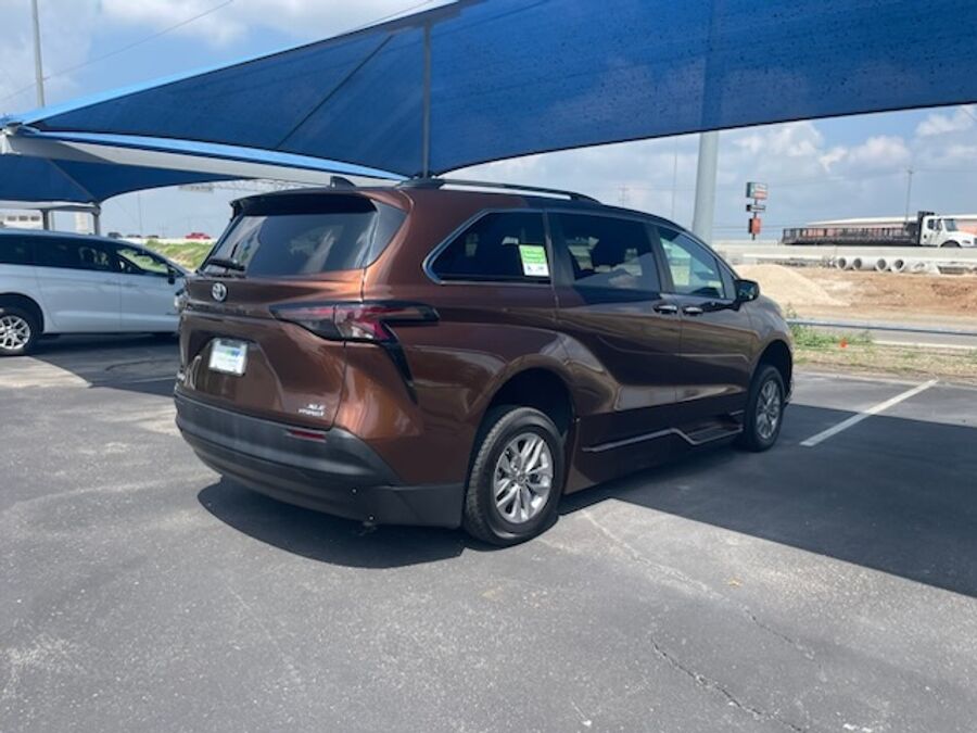 2023 Toyota Sienna XLE - Photo 9