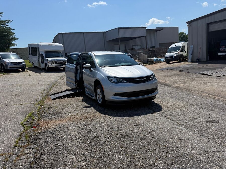2023 Chrysler Voyager LX - Photo 12