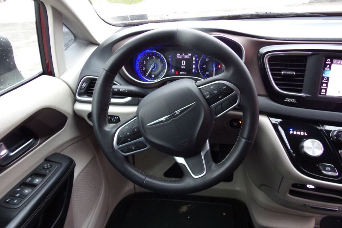 2023 Chrysler Voyager LX - Photo 12