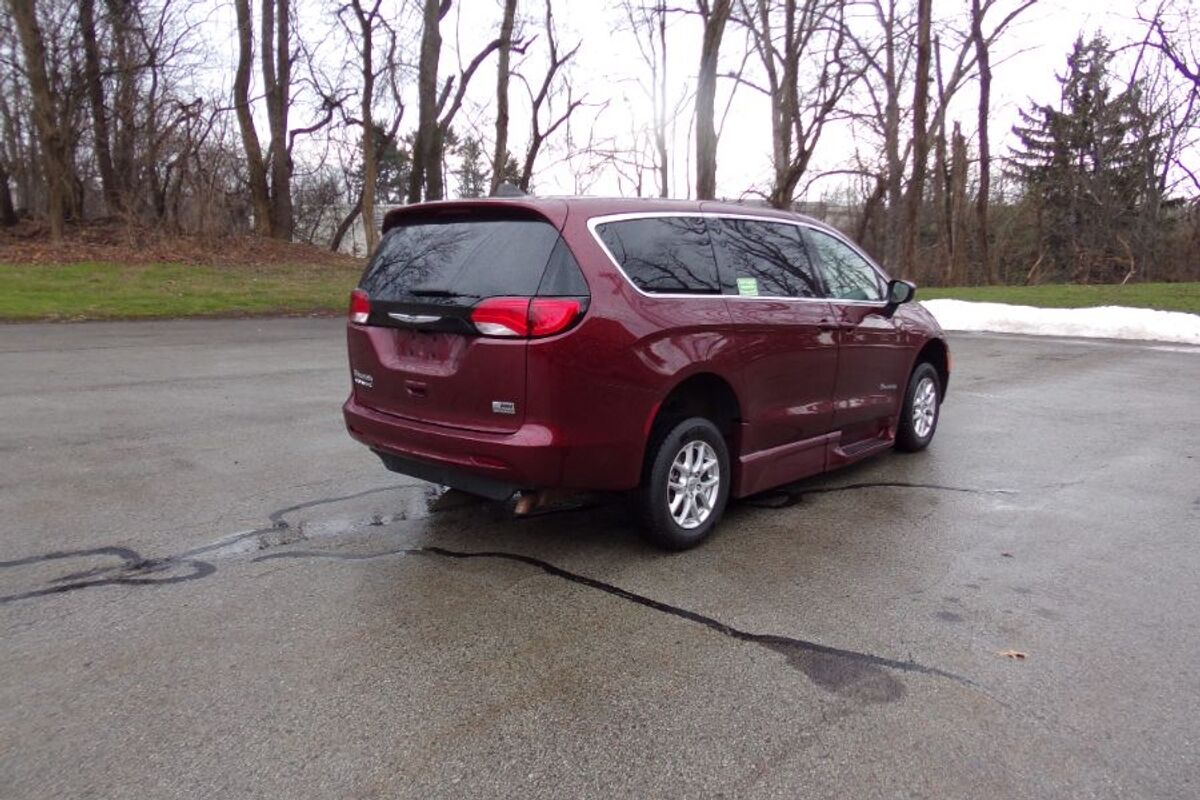 2023 Chrysler Voyager LX - Photo 6