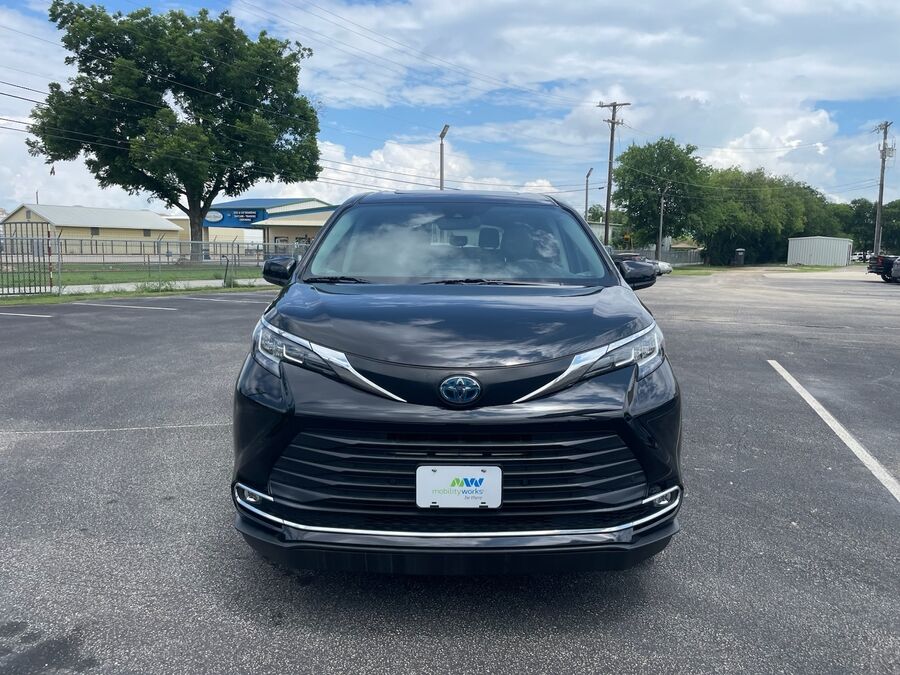 2023 Toyota Sienna XLE - Photo 9