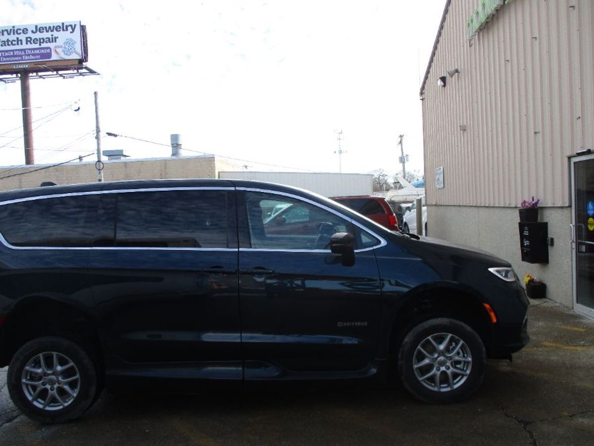 2024 Chrysler Pacifica Touring L - Photo 8