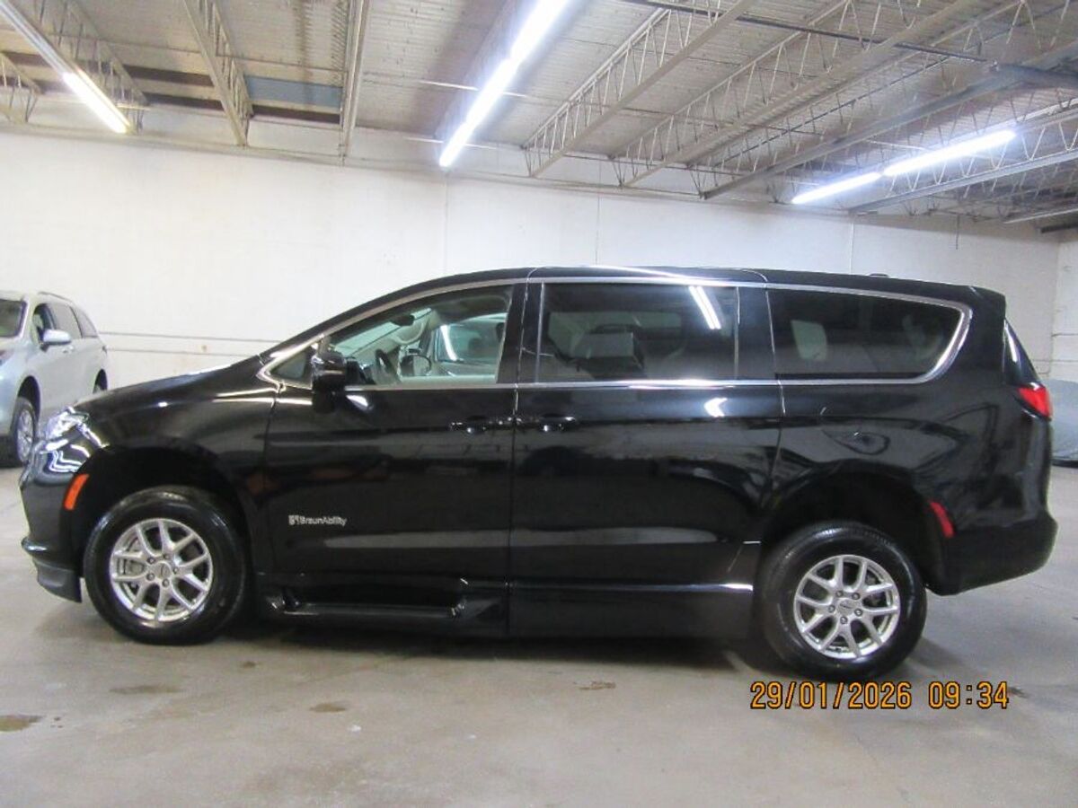 2024 Chrysler Pacifica Touring L - Photo 10