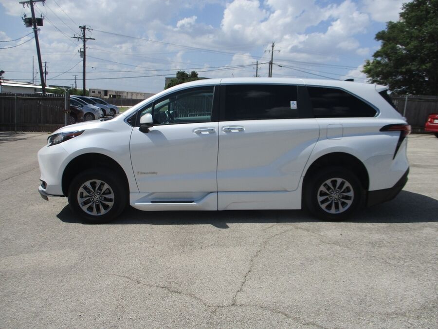 2022 Toyota Sienna XLE - Photo 6