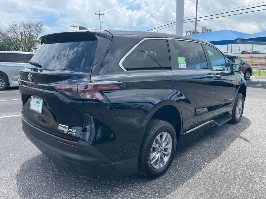 2023 Toyota Sienna XLE - Photo 6