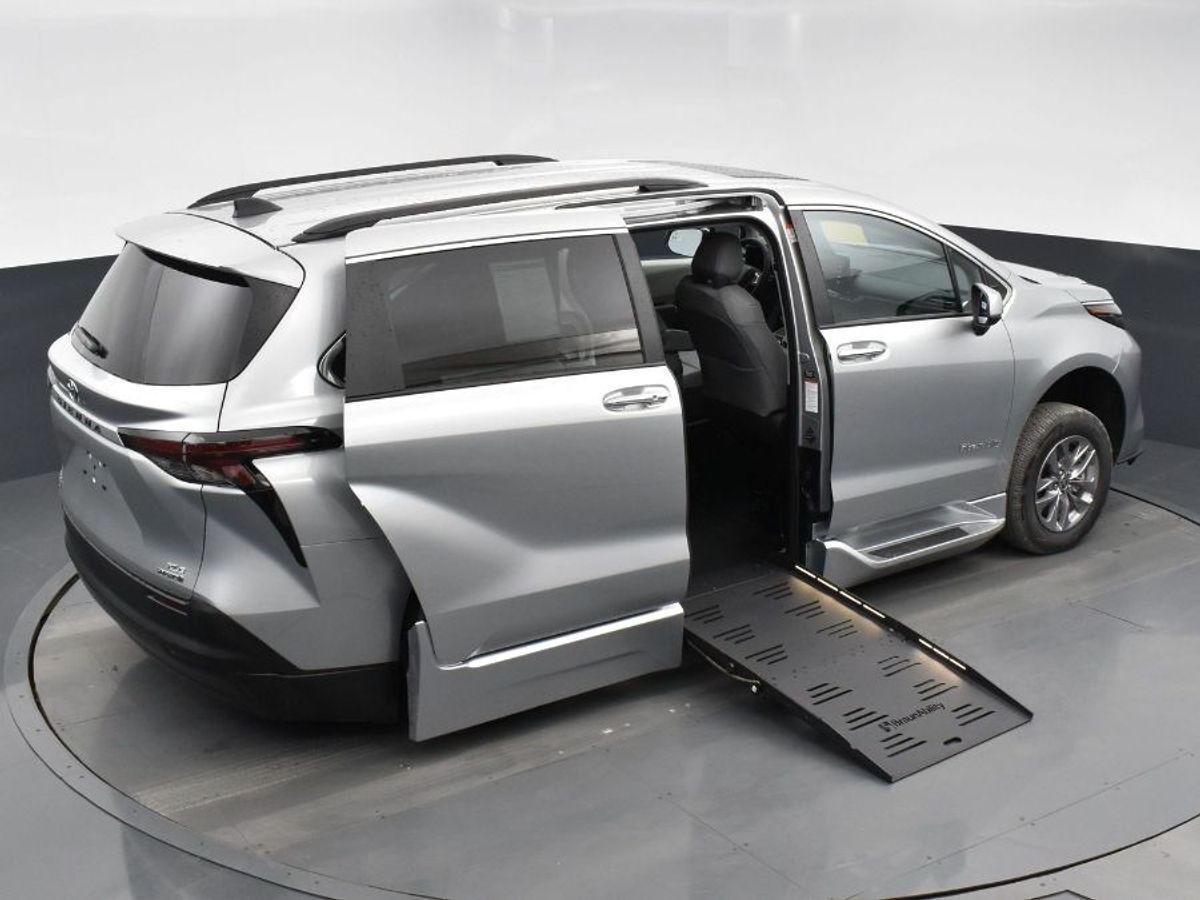 2023 Toyota Sienna 13