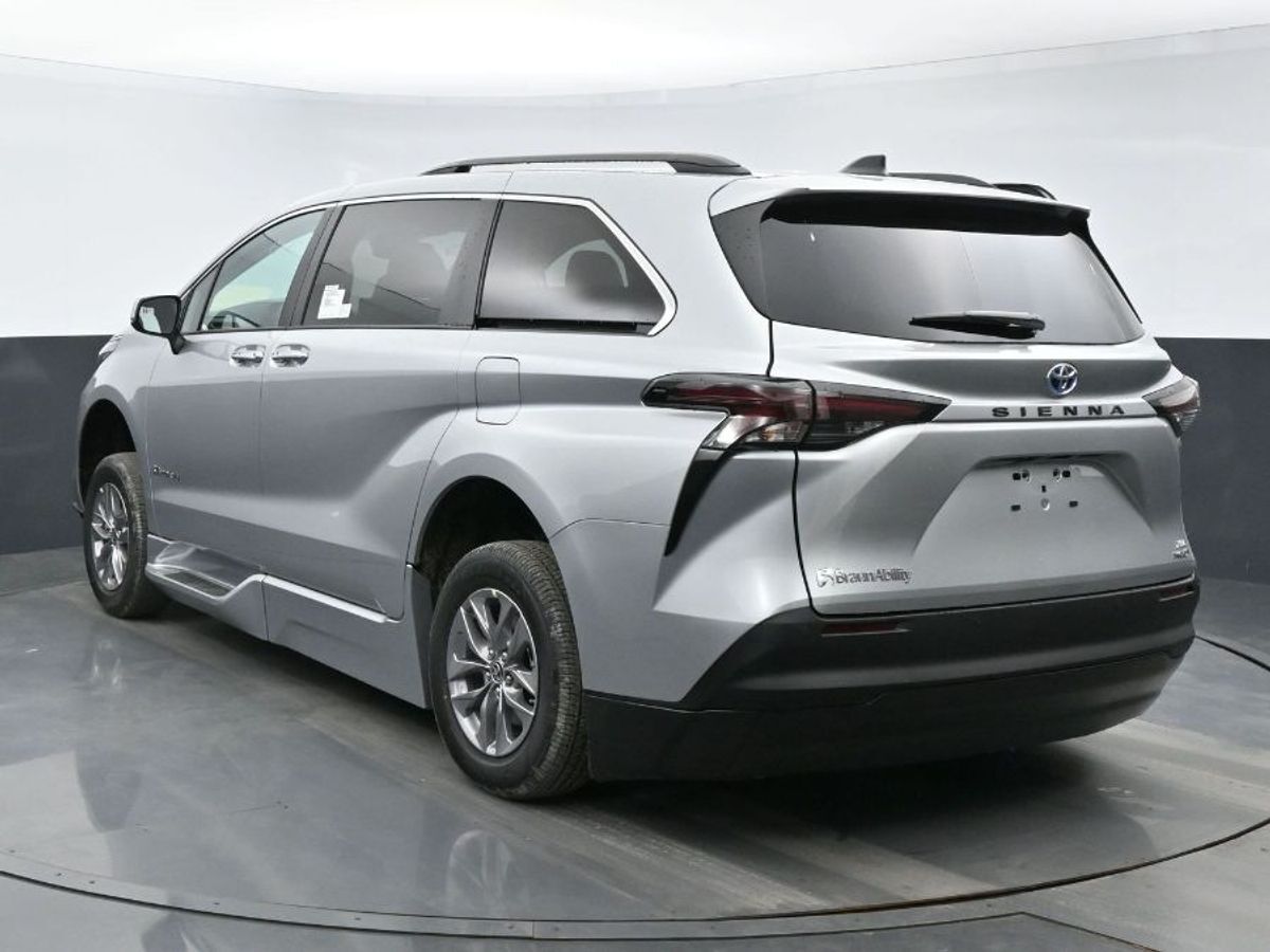 2023 Toyota Sienna 18