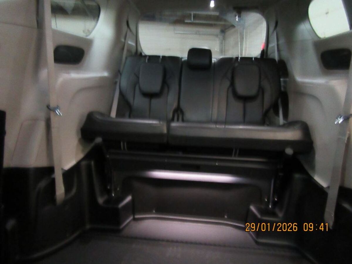 2024 Chrysler Pacifica Touring L - Photo 7
