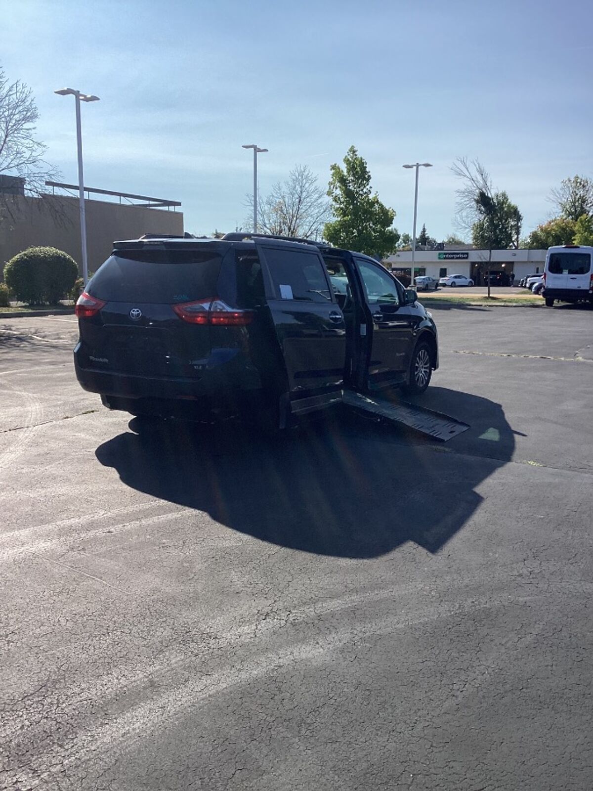 2020 Toyota Sienna XLE - Photo 6