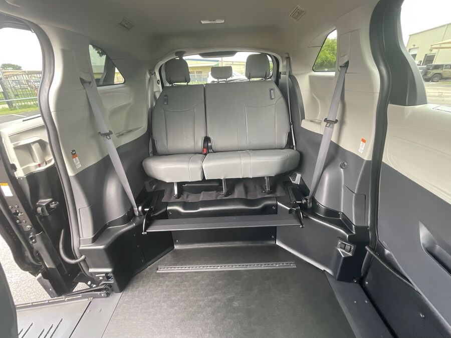 2023 Toyota Sienna XLE - Photo 12