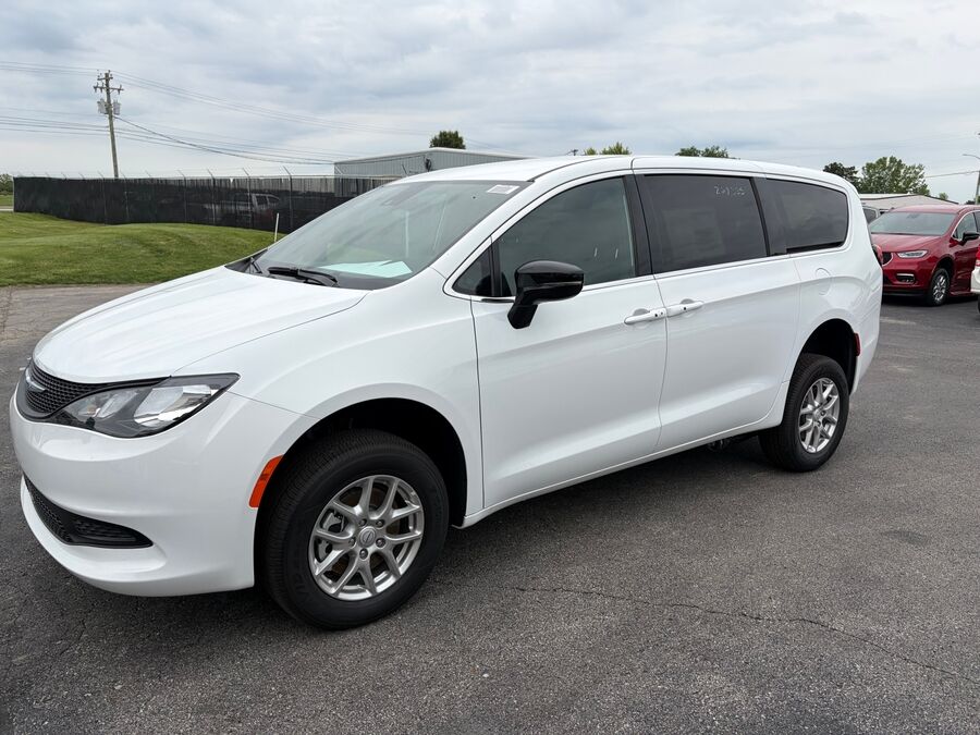 2026 Chrysler Voyager LX - Photo 6