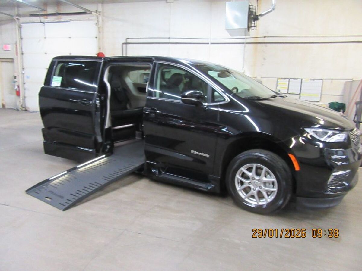 2024 Chrysler Pacifica Touring L - Photo 19