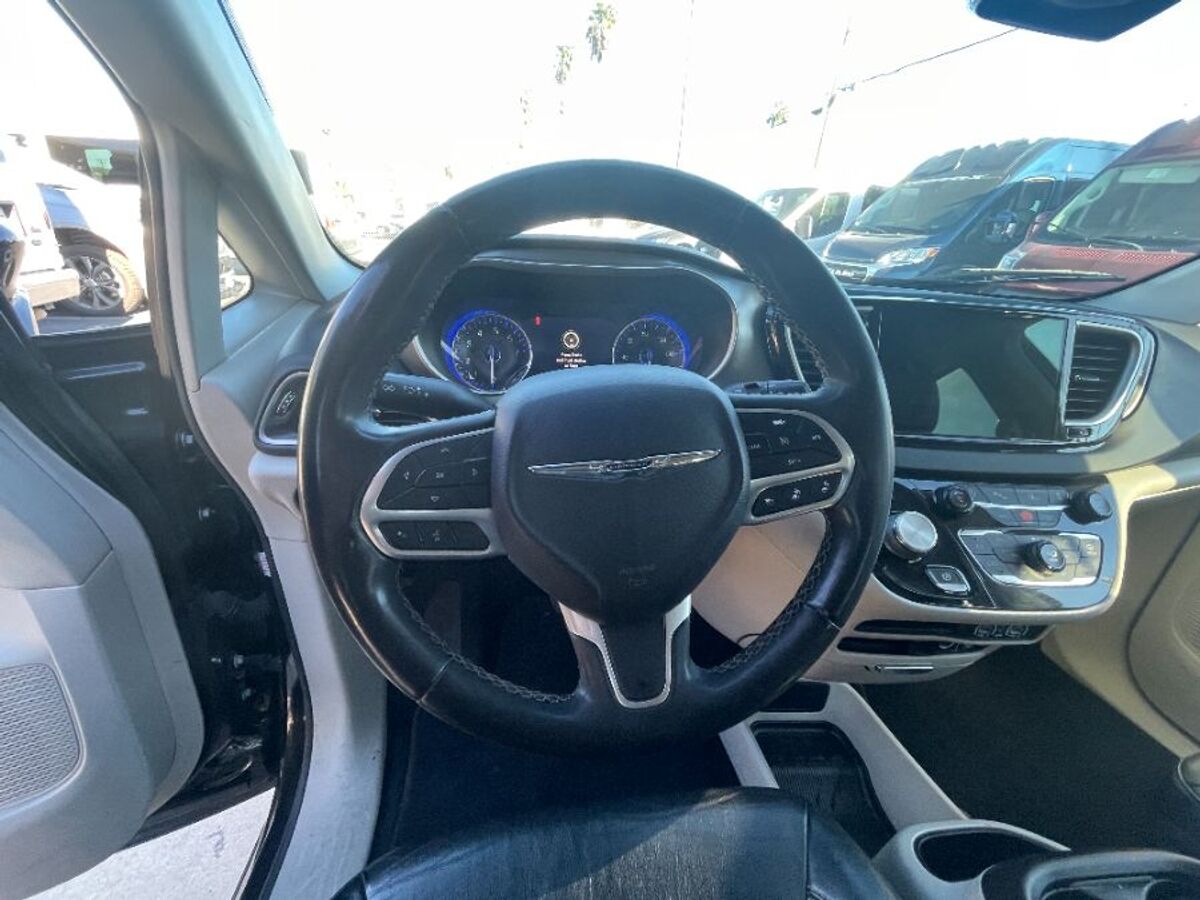 2022 Chrysler Pacifica Touring L - Photo 11